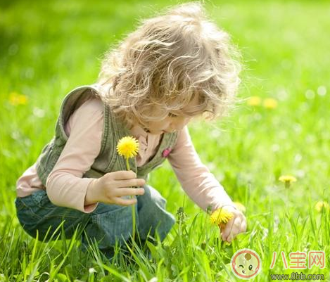 春天孩子手涼要多穿嗎 春天寶寶穿衣指南