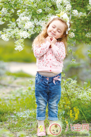 春天孩子手涼要多穿嗎 春天寶寶穿衣指南