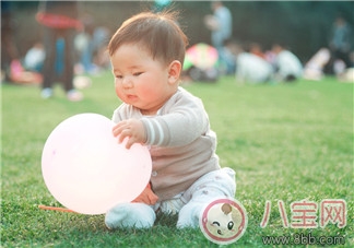 春天孩子手涼要多穿嗎 春天寶寶穿衣指南