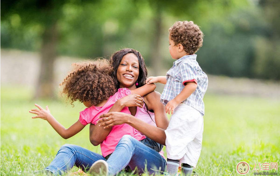 照顧兩個孩子正能量心情說說 帶兩個孩子勵志短語句子