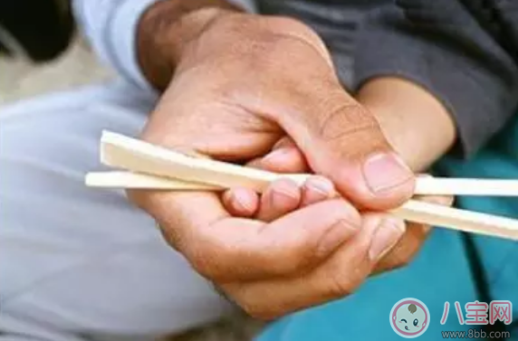 家長教寶寶用筷子應該怎么做 小孩用筷子方法 家長教寶寶用筷子應該怎么做 小孩用筷子方法