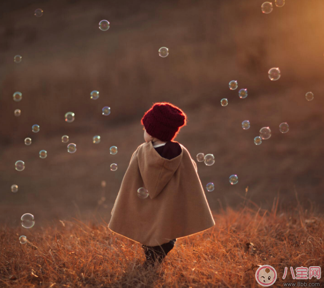 望著背影孩子轉眼長大的心情說說 看著孩子小小的背影長大的感慨句子