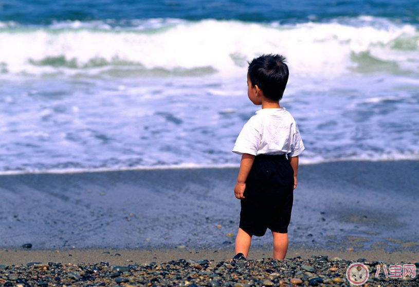 望著背影孩子轉眼長大的心情說說 看著孩子小小的背影長大的感慨句子
