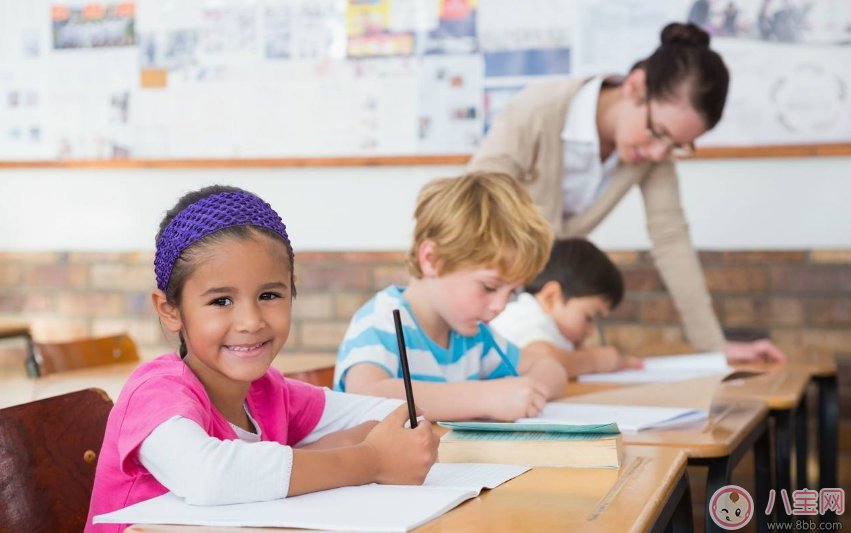 孩子上課的時候喜歡說話怎么辦 怎么理解孩子上課說話的行為