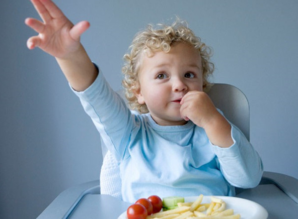 孩子吃飯總是坐不住怎么辦 怎樣讓寶寶乖乖吃飯