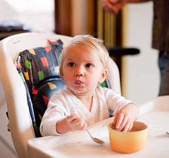 孩子吃飯總是坐不住怎么辦 怎樣讓寶寶乖乖吃飯