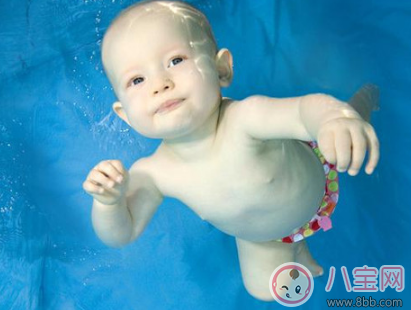 新生兒游泳好不好 新生兒學(xué)游泳有哪些好處