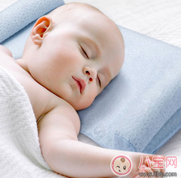 新生兒要不要睡枕頭 嬰兒什么時候用枕頭好