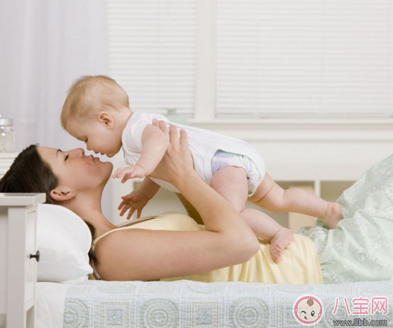 3個月寶寶是抱好還是躺著好 寶寶應該多抱抱還是多躺躺