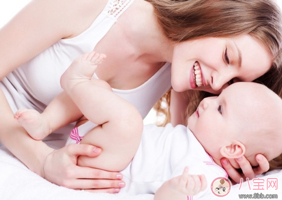 嬰兒尿不濕多久換一次 換尿不濕的正確方法圖解