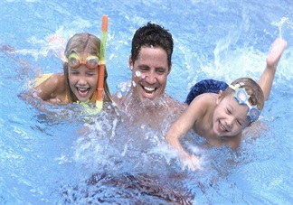 小寶寶游泳會對頸椎產(chǎn)生影響嗎 小寶寶不適合游泳嗎