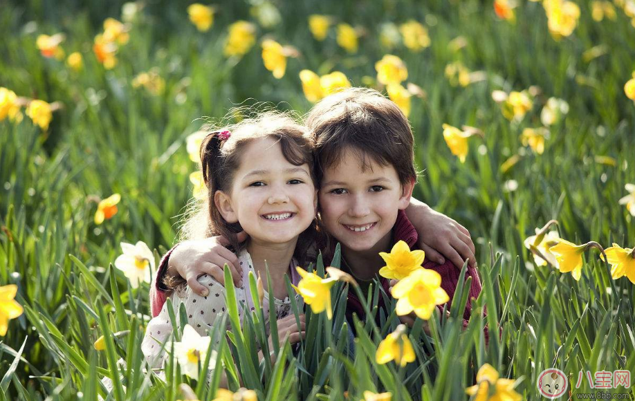 氣溫忽高忽低如何給寶寶穿衣服 春天氣溫偏差嬰兒的著裝怎樣變化 氣溫忽高忽低如何給寶寶穿衣服 春天氣溫偏差嬰兒的著裝怎樣變化