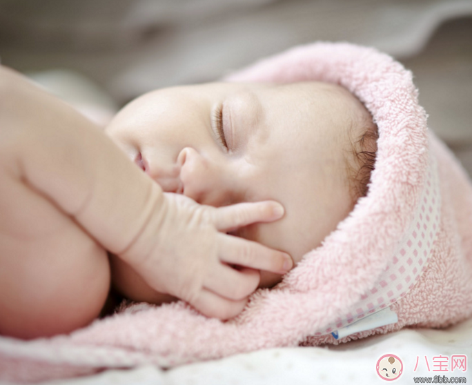 初生兒睡覺老哼哼唧唧怎么回事 寶寶睡覺哼哼唧唧扭來扭去怎么辦