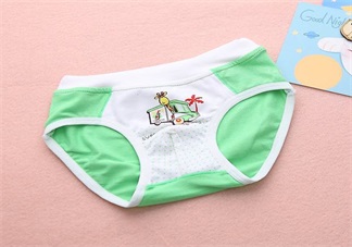 孩子長大一點是應該穿紙尿褲還是內(nèi)褲 孩子多大穿內(nèi)褲好