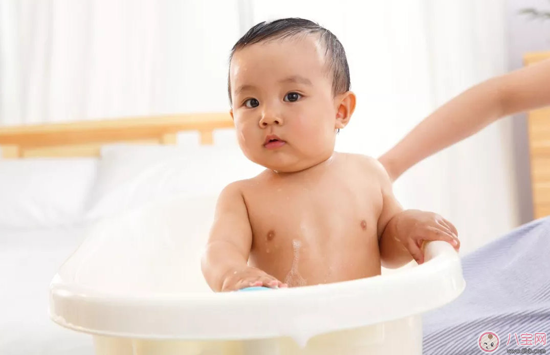 給寶寶洗澡要注意什么 給寶寶洗澡注意事項