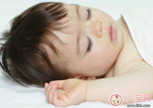寶寶睡覺經常舉起雙手好不好 為什么寶寶睡覺愛舉起雙手
