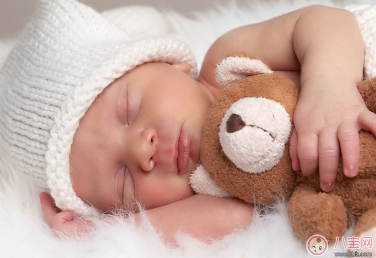 怎么快速哄新生兒睡覺 哄寶寶睡覺的攻略指南