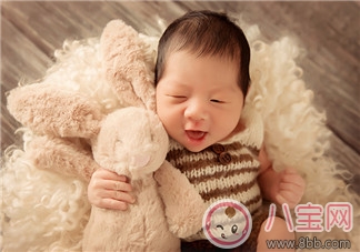 產后蕁麻疹可以哺乳嗎 哺乳期媽媽蕁麻疹寶寶吃奶會怎樣