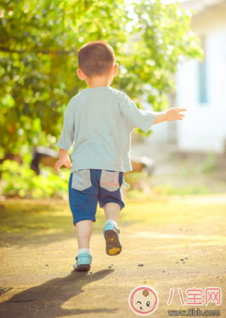 目送孩子漸行漸遠的心情說說 成長就是一場漸行漸遠的修行