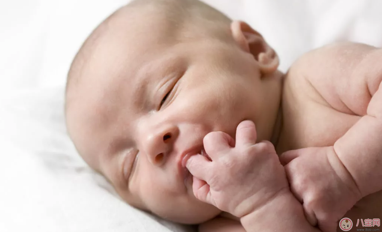 滿月后寶寶愛吃手可以用安撫奶嘴嗎 寶寶愛吃手要不要用安撫奶嘴