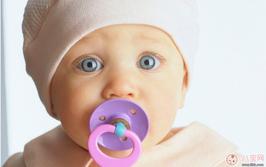 滿月后寶寶愛吃手可以用安撫奶嘴嗎 寶寶愛吃手要不要用安撫奶嘴