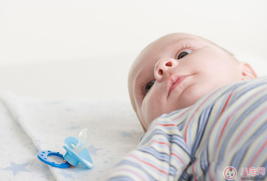 滿月后寶寶愛吃手可以用安撫奶嘴嗎 寶寶愛吃手要不要用安撫奶嘴