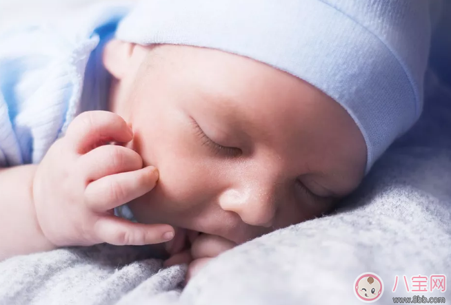 寶寶吃手的說說 大膽刁民竟敢打擾本寶寶吃手 寶寶吃手的說說 大膽刁民竟敢打擾本寶寶吃手