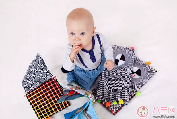 寶寶吃手的說說 大膽刁民竟敢打擾本寶寶吃手 寶寶吃手的說說 大膽刁民竟敢打擾本寶寶吃手