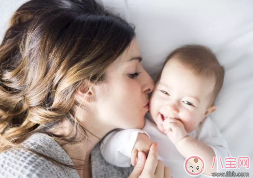 描寫寶寶吃手的句子2018 寶寶吃手吃的好開心