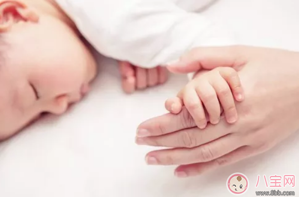 寶寶吃拳頭說說 寶寶吃拳頭吃手發心情句子