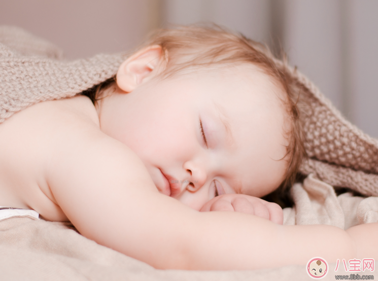 孩子喜歡抱睡怎么辦 為什么寶寶一放下就醒