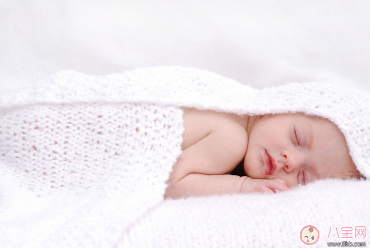 孩子喜歡抱睡怎么辦 為什么寶寶一放下就醒