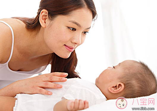 孩子喜歡抱睡怎么辦 為什么寶寶一放下就醒