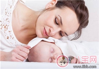 孩子喜歡抱睡怎么辦 為什么寶寶一放下就醒