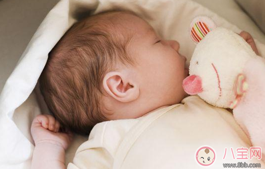 嬰兒可以搖著睡覺嗎 寶寶搖晃哄睡危害大