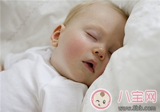 嬰兒可以搖著睡覺嗎 寶寶搖晃哄睡危害大