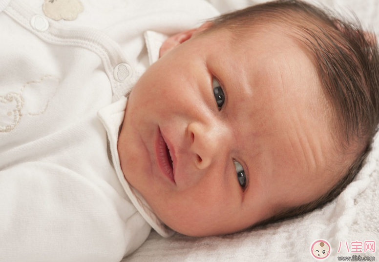 新生兒多久能看見東西 新生兒視力變化規(guī)律