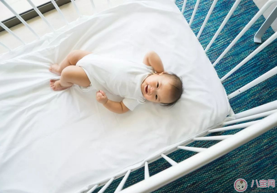 嬰兒一般多大才會翻身 家長如何輔助孩子翻身
