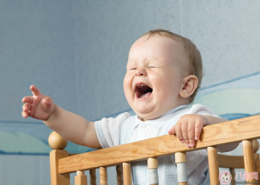 寶寶不抱就一直哭怎么辦 寶寶哭鬧要抱起來哄嗎