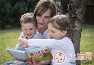 和孩子一起看書的心情說說 陪孩子看書的感慨句子 和孩子一起看書的心情說說 陪孩子看書的感慨句子