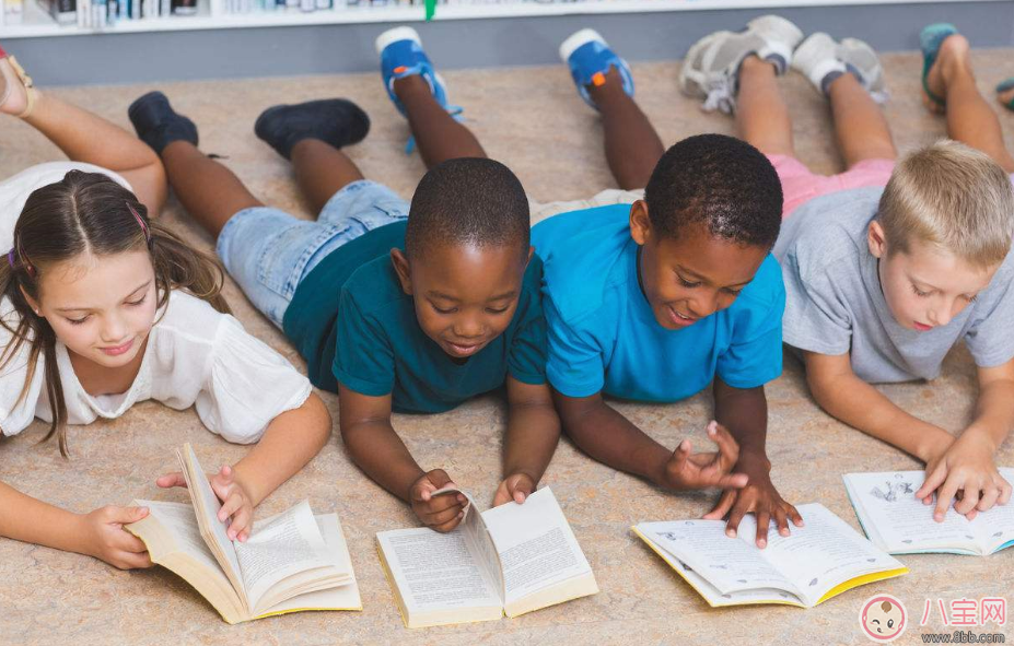 帶孩子圖書(shū)館看書(shū)的心情說(shuō)說(shuō) 和孩子在圖書(shū)館看書(shū)的感慨句子說(shuō)說(shuō)