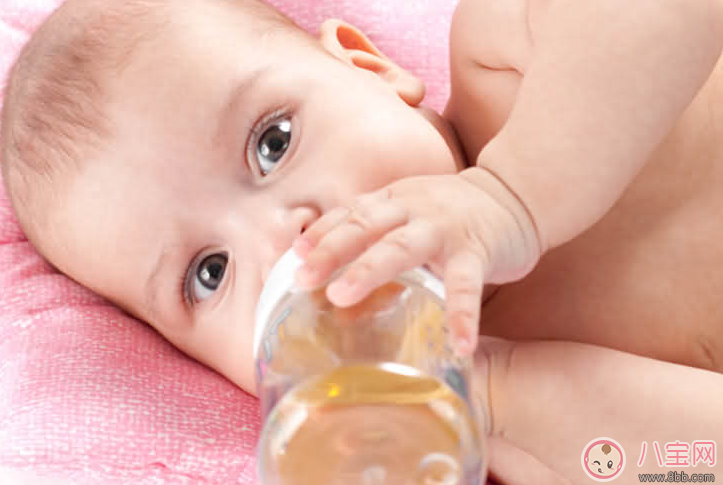 母乳喂養還要喂水嗎 什么時候該給寶寶喂水 母乳喂養還要喂水嗎 什么時候該給寶寶喂水