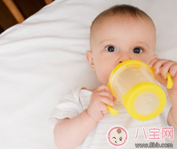 母乳喂養還要喂水嗎 什么時候該給寶寶喂水 母乳喂養還要喂水嗎 什么時候該給寶寶喂水