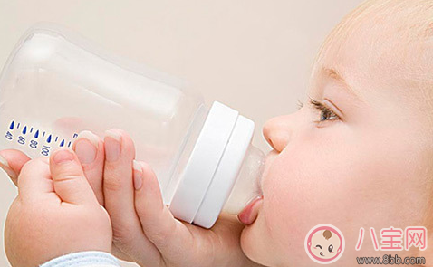 母乳喂養還要喂水嗎 什么時候該給寶寶喂水 母乳喂養還要喂水嗎 什么時候該給寶寶喂水