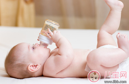 母乳喂養還要喂水嗎 什么時候該給寶寶喂水 母乳喂養還要喂水嗎 什么時候該給寶寶喂水