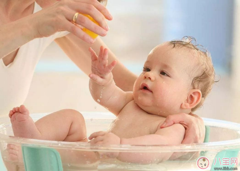 寶寶濕疹可以用艾葉洗澡嗎 小孩用艾葉洗澡方法