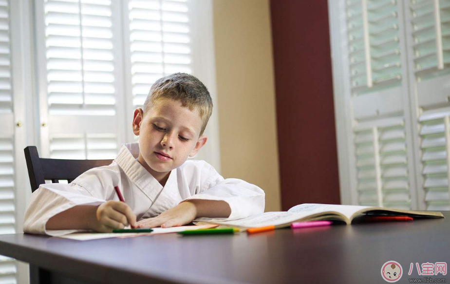 陪孩子寫作業很容易生氣怎么辦 家長陪孩子寫作業的正確方式