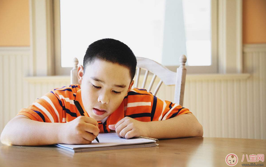陪孩子寫作業很容易生氣怎么辦 家長陪孩子寫作業的正確方式