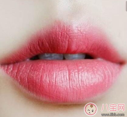 嘴巴起皮是上火了嗎 嘴巴老是干起皮怎么辦