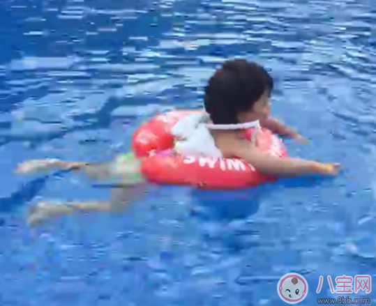 嗯哼用的背帶游泳圈是什么牌子 德國freds腋下游泳圈怎么樣